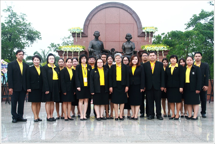 ﻿กรมบังคับคดีเป็นผู้แทนกระทรวงยุติธรรมเข้าร่วมวางพวงมาลาถวายสักการะพระราชานุสาวรีย์ สมเด็จพระมหิตลาธิเบศรอดุลยเดชวิกรม พระบรมราชชนก และสมเด็จพระศรีนครินทราบรมราชชนนี เนื่องใน 